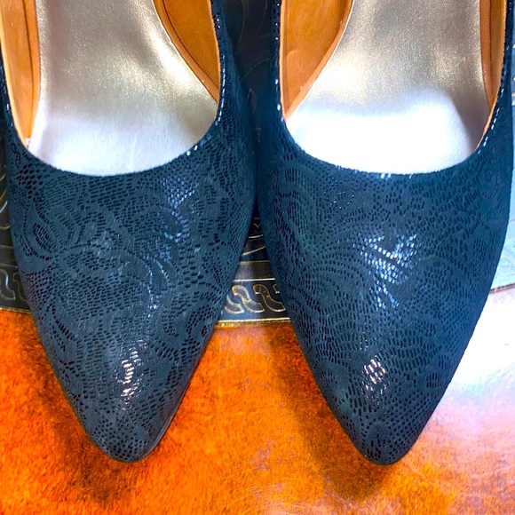 Nichole Black Tapestried Pumps Size 10 - Picture 5 of 11